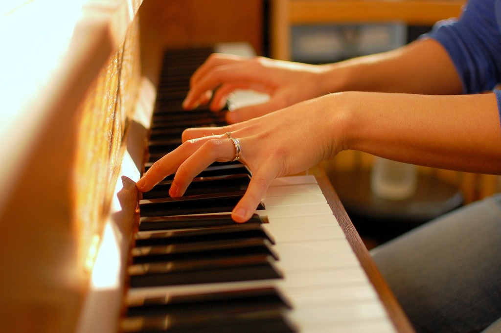 hands playing piano