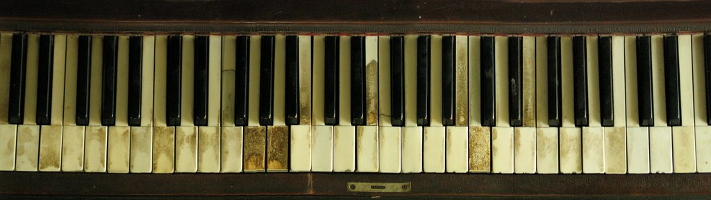 how to clean digital piano keys